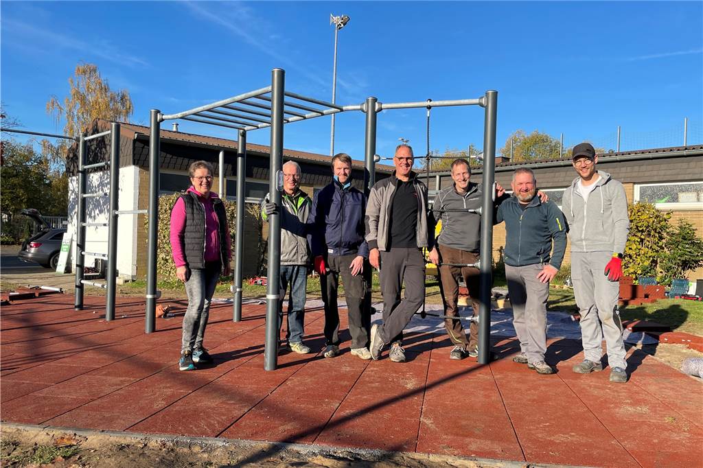 Sport im Freien: Calisthenics-Anlage des SuS lädt bald zu Bewegung ein Das Wetter hat mitgespielt beim Fertigstellen der neuen Anlage durch ehrenamtlich Aktive am Wochenende. Nach getaner Arbeit sollte noch der Grill angeschmissen werden, kündigten die Trainer am Morgen an.