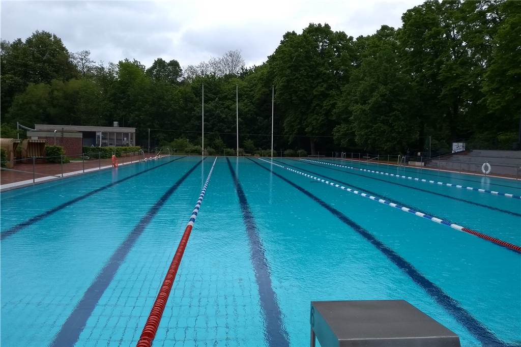 Freibad-Eröffnung Werne im Regen - „Nass wird man so oder so" Das Wetter lud am Samstag noch nicht unbedingt zum Schwimmen ein. Trotzdem kamen laut kaufmännischem Leiter Carsten Langstein mehr Leute als gedacht.