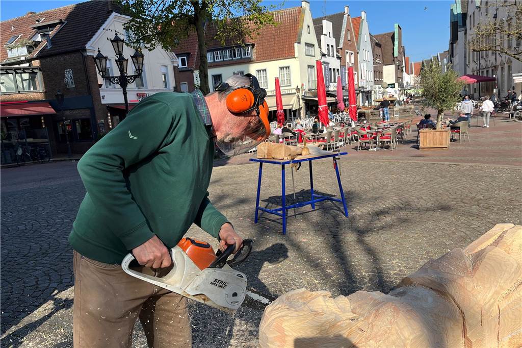 Holzbildhauer bei der Arbeit
