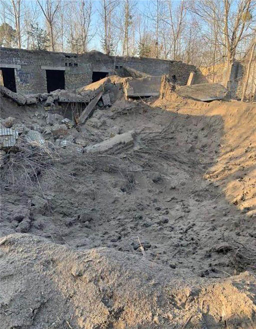 Ukrainische Geflüchtete erzählen von Flucht und kochen für ihre Helfer Das WhatsApp-Bild von Marina zeigt die Zerstörung in einem Nachbardorf.
