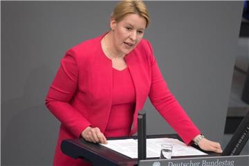 „Das wichtigste ist ja das Wohl der Kinder, und das heißt nun mal, dass alle Schwimmen lernen“, sagte Franziska Giffey. Foto: Ralf Hirschberger