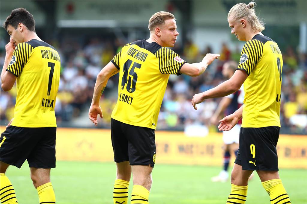 Lennard Maloney klatscht mit Erling Haaland ab.