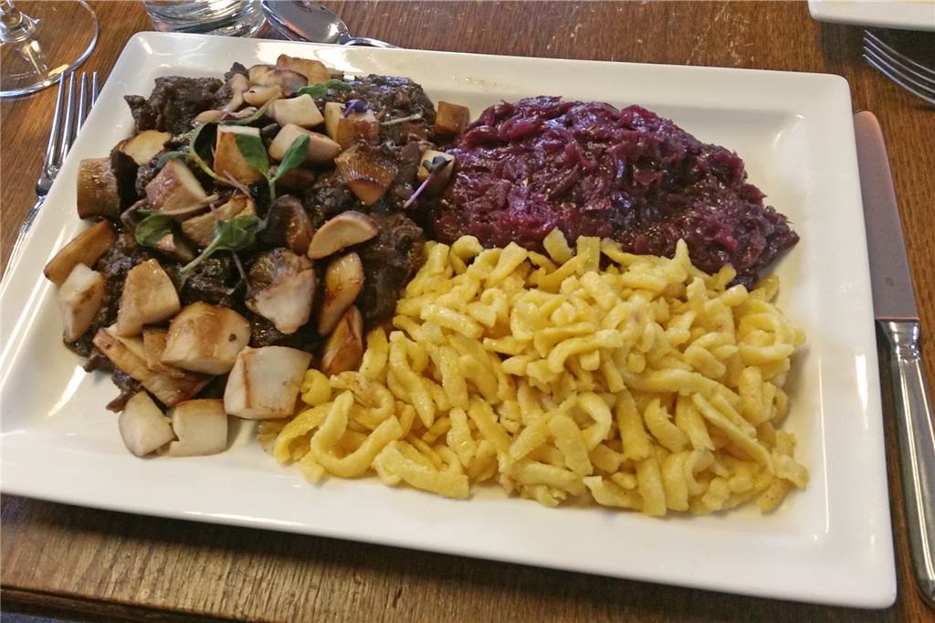 Königlich speisen mit Spezialitäten vom Bürener Landgut Ritter Das Wildgulasch mit Rotkohl und Spätzle