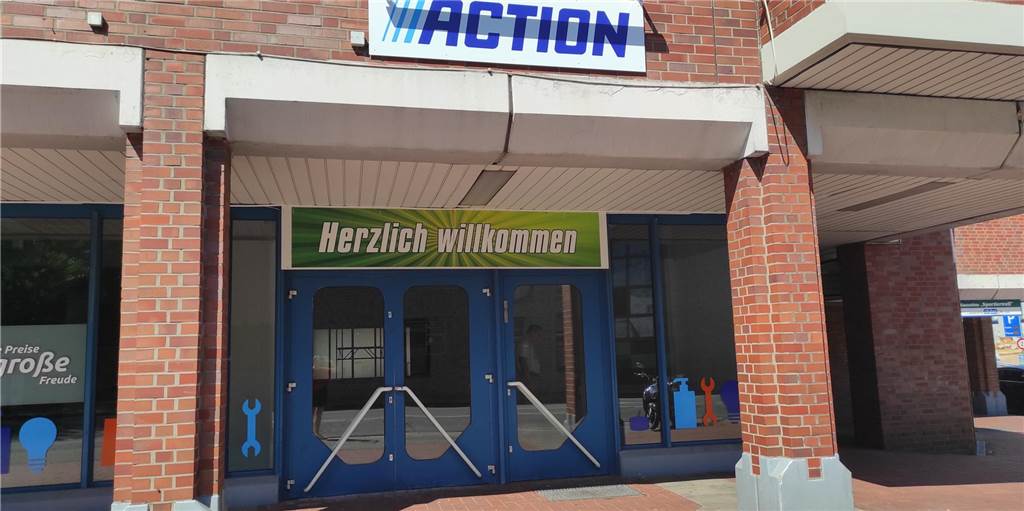 Neueröffnung: Action in Castrop-Rauxel geht bald an den Start Zu sehen ist der Eingang des "Action" Ladens im Erdgeschoss der Agentur für Arbeit Castrop-Rauxel mit der Aufschrift "Herzlich Willkommen" über der Tür.