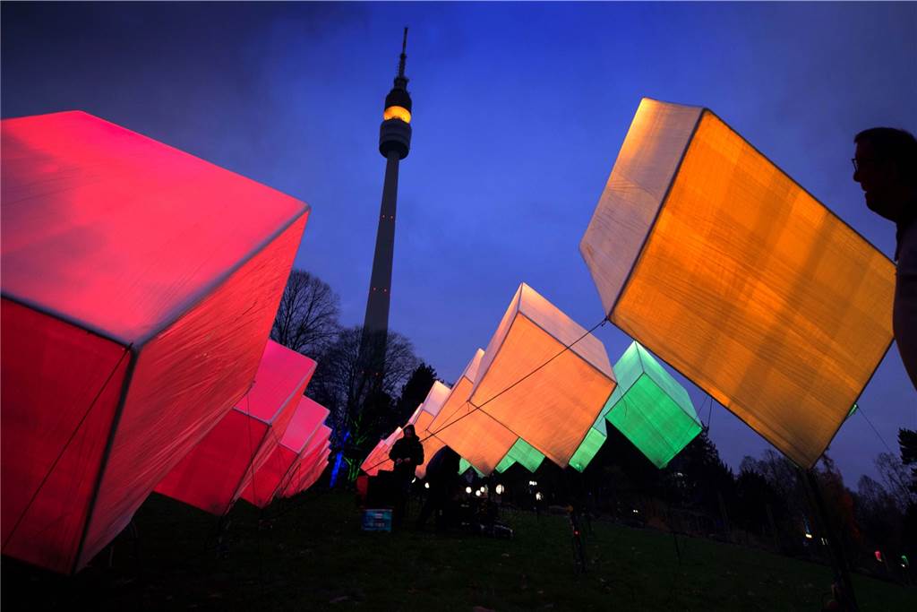Lichtkunst bringt Farbe ins Dunkel: Diese Veranstaltungen finden in der Region statt Das „Winterleuchten“ im Westfalenpark bildet den kalendarischen Abschluss der Lichtkunst-Events in der Umgebung. Zum Abschluss am Samstag, 12. Januar, erwartet die Besucher ein spektakuläres Höhenfeuerwerk.