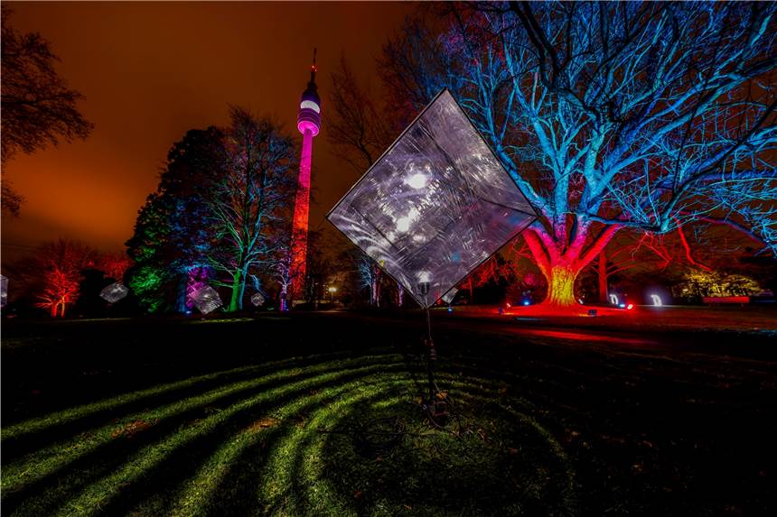 Das Winterleuchten ist zurück im Westfalenpark Dortmund: Nach der Corona-Zwangspause im Vorjahr können Besucher 2021 wieder zahlreiche Lichtinstallationen bewundern.
