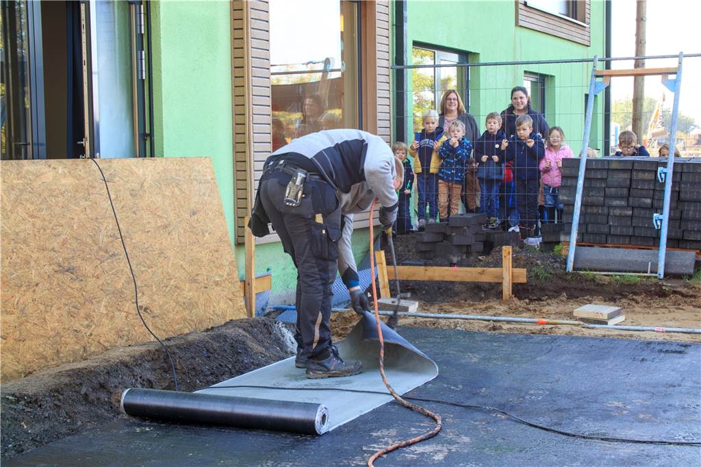 Die Bodenplatte liegt schon: Kita Rasselbande in Vreden bekommt zwei neue Gruppen Das wird auch für die Kinder eine spannende Zeit. An der Baustelle gibt es viel zu beobachten.