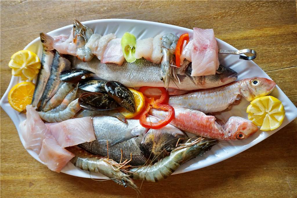 Magazin kürt Top 5 der Mittelmeerküchen Vorbereitung einer Fischplatte in der Taverne Epsilon