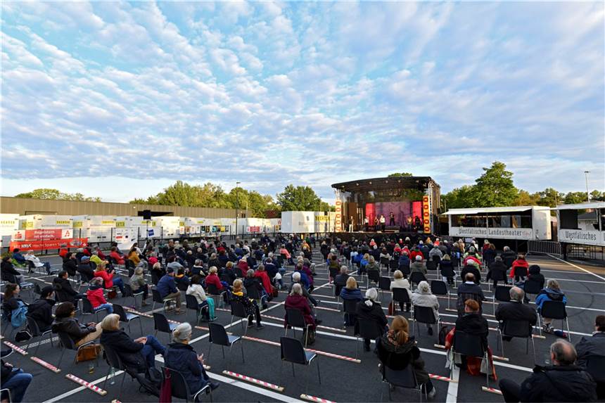 Das WLT baut seine Open-Air-Bühne wieder am Probenzentrum an der B235 auf. Und das für eine ganze Serie von Freilicht-Aufführungen.