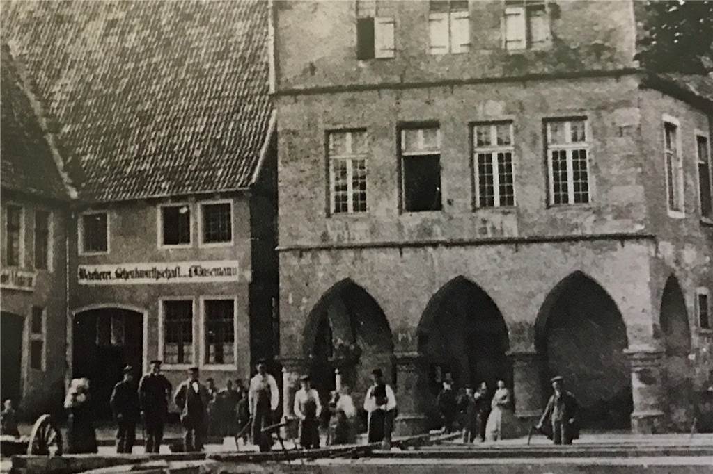 Das wohl älteste erhaltene Foto von Werne zeigt das Alte Rathaus. Entstanden ist das Bild vermutlich um 1890.
