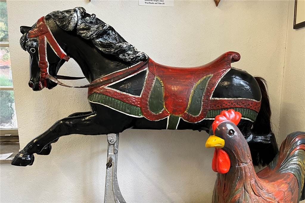 Das wohl älteste Pferd Wernes: Dieses hölzerne Exemplar aus dem Jahr 1880 stammt ebenfalls von einem Karussell. Um dem Vierbeiner den Weg ins Stadtmuseum zu ebnen, musste der Förderverein tief in die Tasche greifen. "Das Pferd kostete, wenn ich mich recht erinnere, zwischen 5000 und 6000 Mark", sagt Heidelore Fertig-Möller.