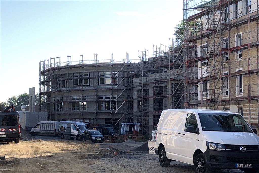Mieter ziehen ins Wohnquartier Horstmar: Moderne Räume mit offenen Küchen Das Wohn- und Geschäftshaus des Quartiers ist im Rohbau. Es wurde mit der Vorderseite an die Fassade des ehemaligen Verwaltungsgebäudes der Zeche Preußen gebaut.