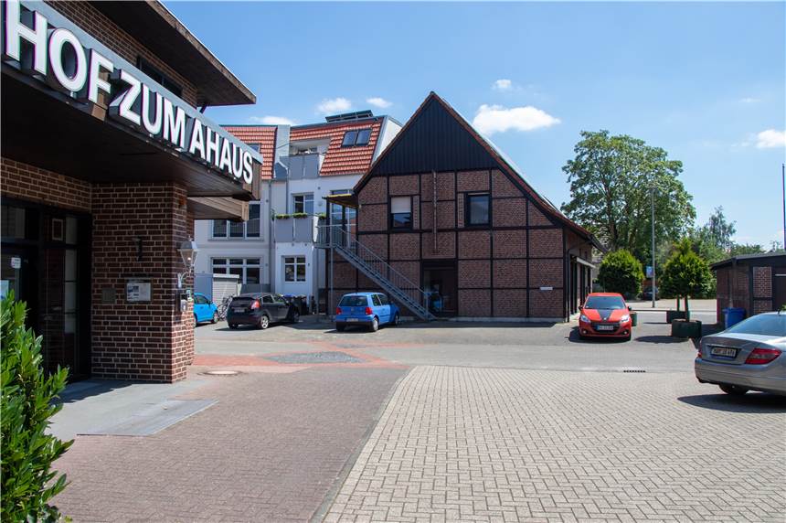 Mehrfamilienhaus: Ein Pkw-Stellplatz pro Wohnung muss reichen Das Wohn- und Geschäftshaus mit der Fachwerk-Optik wird abgerissen. Es macht Platz für ein Mehrfamilienhaus.