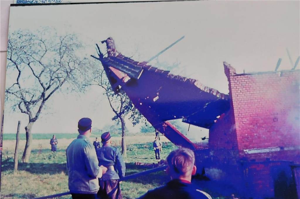 Uhlenhof in Holtwick: 1863 wurde hier der erste Schnaps ausgeschenkt Männer reißen im Jahr 1965 eine Hauswand des Uhlenhofs in Haltern-Holtwick nieder, die nach einem Brand einsturzgefährdet ist.
