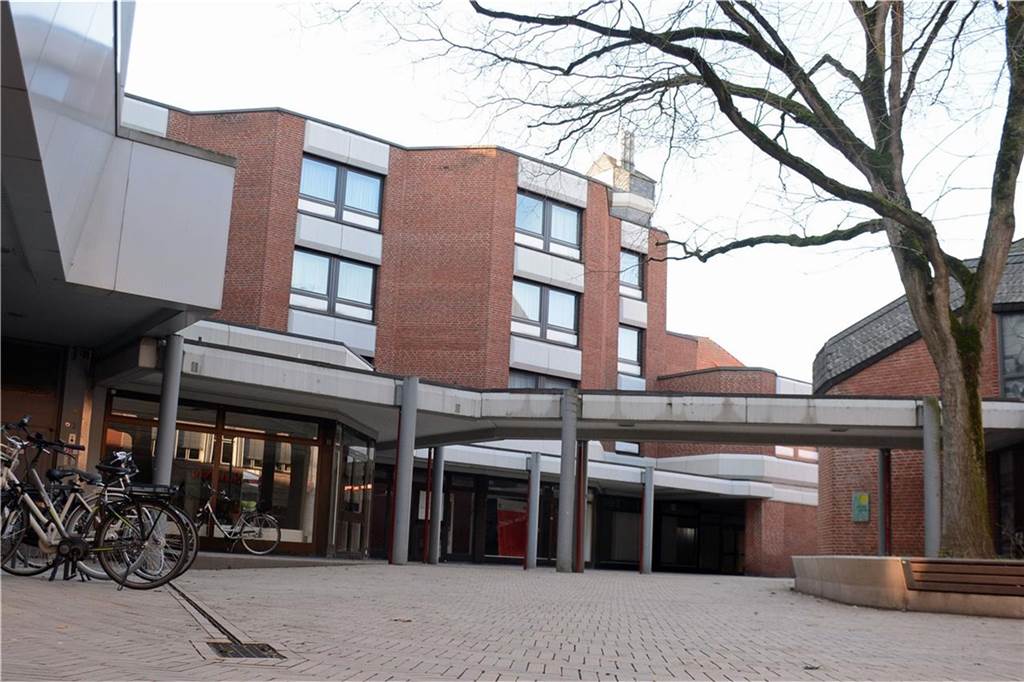 Franziskaner haben Klostergebäude und Kirche in Dorsten verkauft Das Wohnhaus und die leer stehenden Geschäftspassage, die zum Teil schon jetzt vom Caritasverband genutzt wird.
