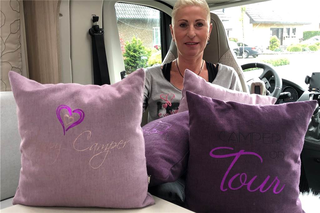Kreativ auch mit Dackel: Ines Jägers bedruckt Servietten, Kissen und mehr Das Wohmobil ist – selbstverständlich – mit bunten Kissen ausgestattet, die Ines Jägers mit Camper-Motiven oder Schriftzügen versehen hat.