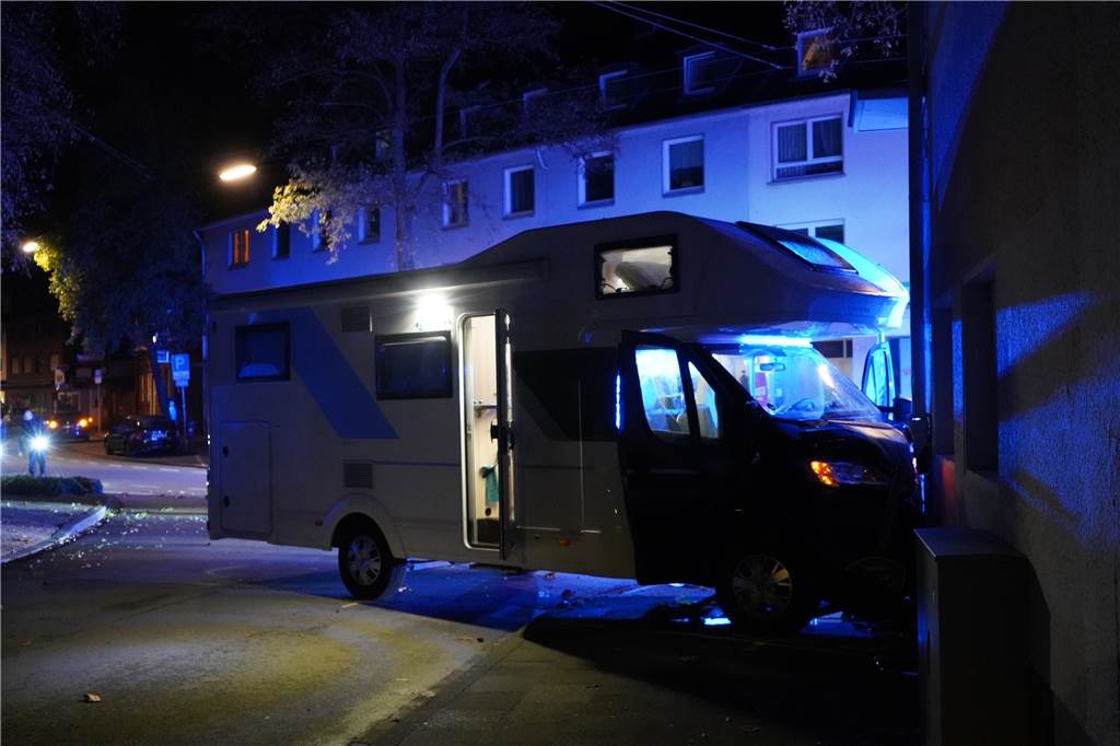 Wohnmobil kracht gegen Hauswand: Trunkenheits-Verdacht auf Ickerner Straße Das Wohnmobil am Eckhaus an der Ickerner Straße / Friedhofstraße.