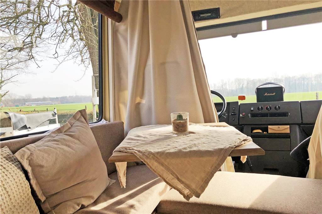 Das Wohnzimmer der Fischers im Van mit Panoramablick