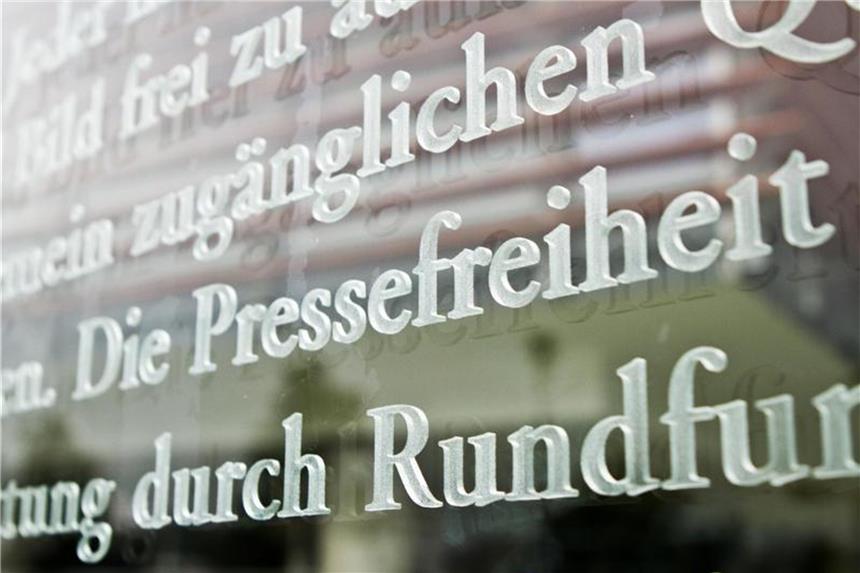 Die Pressefreiheit ist weltweit bedroht Das Wort Pressefreiheit ist in einem Ausschnitt des Artikels 5 des Grundgesetzes am Außenhof des Jakob-Kaiser-Hauses in Berlin zu sehen. Foto: Florian Kleinschmidt/Illustration