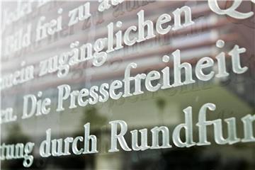 Das Wort Pressefreiheit ist in einem Ausschnitt des Artikels 5 des Grundgesetzes am Außenhof des Jakob-Kaiser-Hauses in Berlin zu sehen. Foto: Florian Kleinschmidt/Illustration