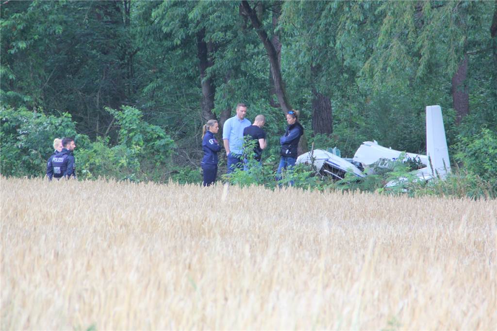 Erste Fakten zu Flugzeugabstürzen: Kollision nach Überholmanöver Das Wrack des anderen Segelfliegers wurde gut 100 Meter entfernt am Waldrand entdeckt.