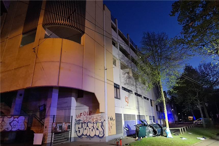 Absturz von Parkhaus in Essen endet tödlich - 16-Jähriger saß am Steuer Das Wrack eines Autos liegt neben einem Parkhaus. Zwei junge Männer sind am Ostersonntag in Essen mit einem Auto aus der obersten Etage eines Parkhauses gestürzt und ums Leben gekommen.
