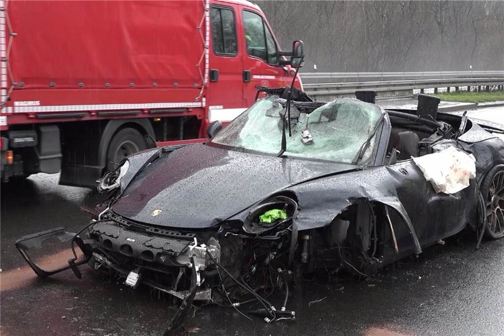 Mehrere Unfälle kurz hintereinander auf A3: Tote Das Wrack eines Porsches steht auf der Autobahn 3.