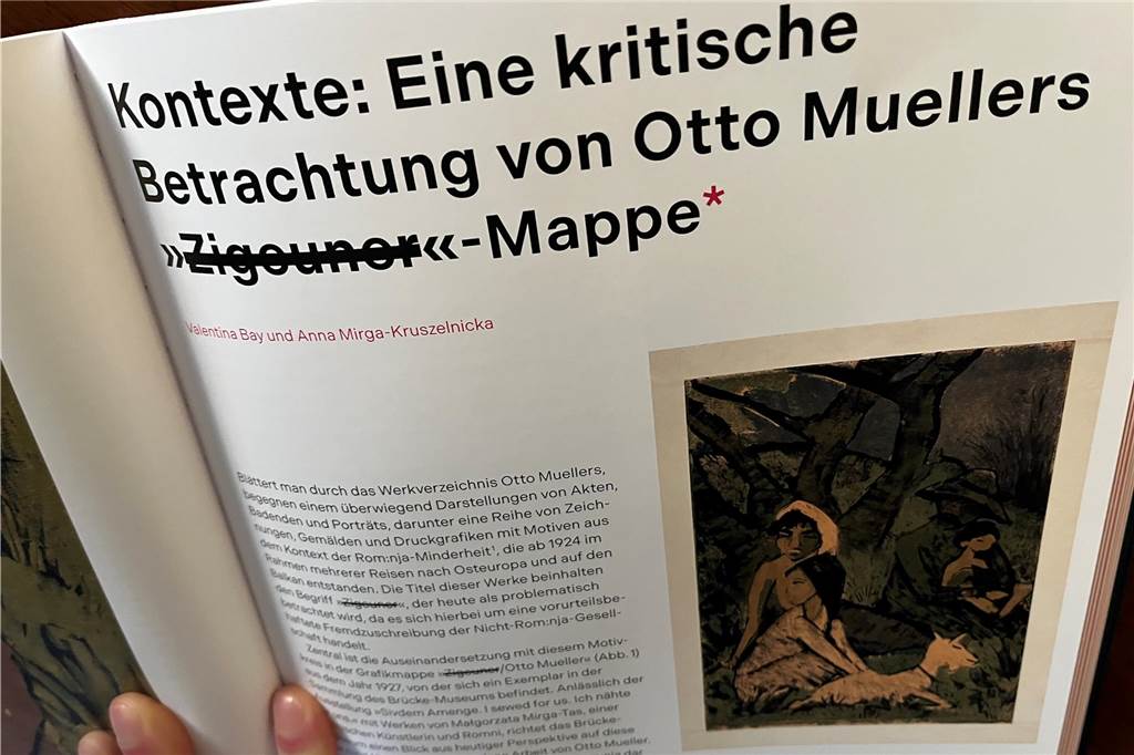 Kunst mit dem Z-Wort: Gut, dass wir diese Ausstellung mitfinanzieren Aufgeschlagene Seite des Ausstellungskataloges "Blicke Körper Distanz" über den Maler Otto Mueller im LWL-Museum für Kunst und Kultur in Münster.