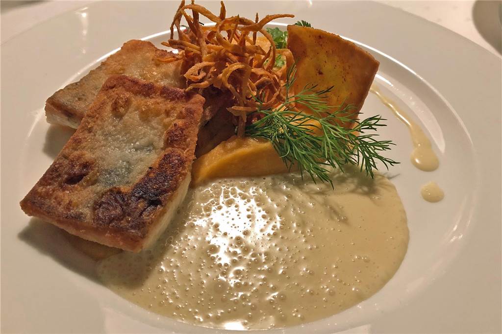 Gut gemachte Klassiker begeistern im „Haus im Flör“ Das Zanderfilet auf einem Bett aus Steckrübenpüree und mit frittierten Möhren. Für den optischen Eindruck war der Dill gut, für den kulinarischen Genuss spielte er ebenso wie das Dekostück keine Rolle.