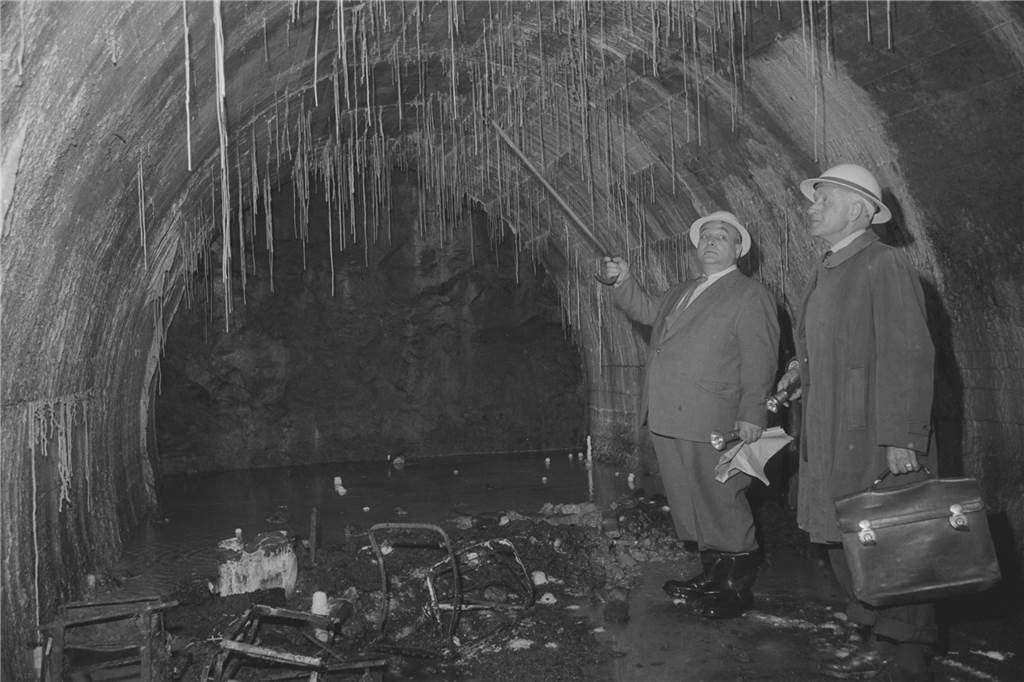 Faszinierende Bilder: Archäologen erforschen riesige Bunkeranlage unter Dortmund Das Zeitungsbild von 1958 zeigt den städtischen Diplom-Ingenieur Dr. Wüst (vorne) und den Ratsvertreter Otto Zweig. Der Titel des Zeitungsartikels im Dortmunder Tageblatt: "Stalaktiten wachsen im Labyrinth der Angst".