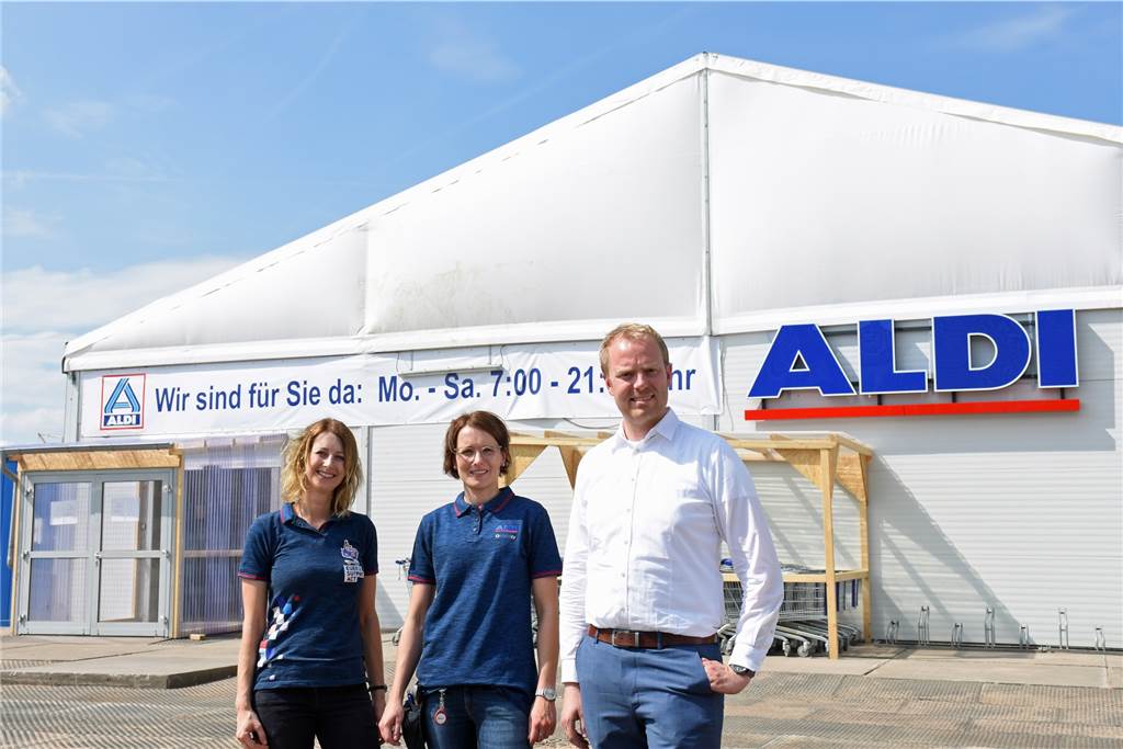 Aldi zieht in ein Zelt - Gebäude an der Wüllener Straße wird abgerissen Das Zelt ist auf dem ehemaligen Bierbaum-Gelände an der Ottensteiner Straße aufgebaut worden. Nadine Steverding, Julia Nienhaus und Guido Bügers (v. l.) freuen sich auf die Eröffnung am Donnerstag um 7 Uhr.