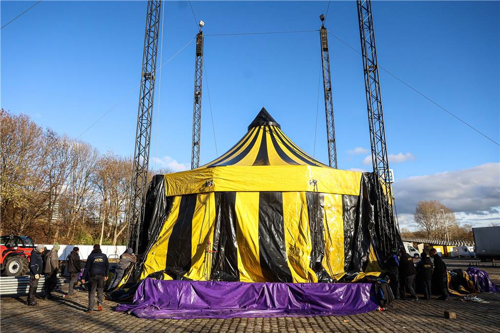 Das Zelt steht an der Westfalenhalle, die genaue Adresse: Rheinlanddamm 200