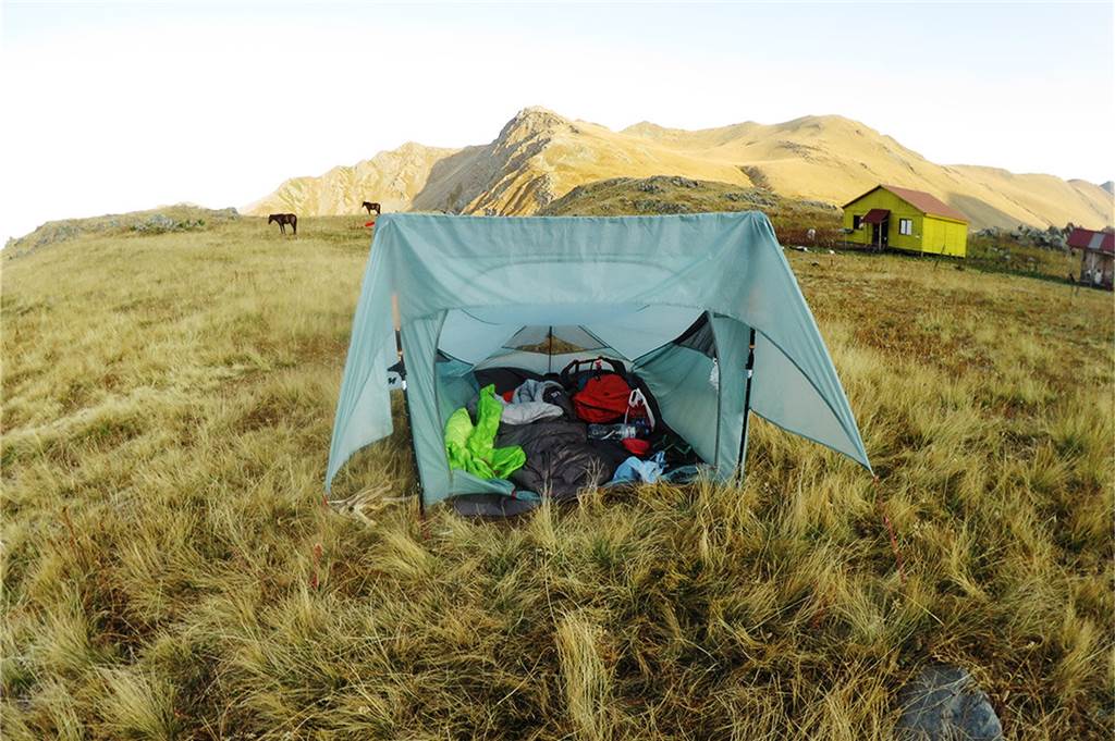 Naturnah, aber meist verboten - Wo wildes Zelten dennoch möglich ist Ein Zelt steht in karger Landschaft in der Steppe Georgiens.