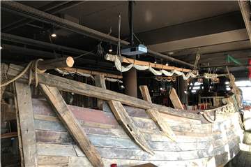 Das Zentrum des "Carlos" ist natürlich das Schiff.