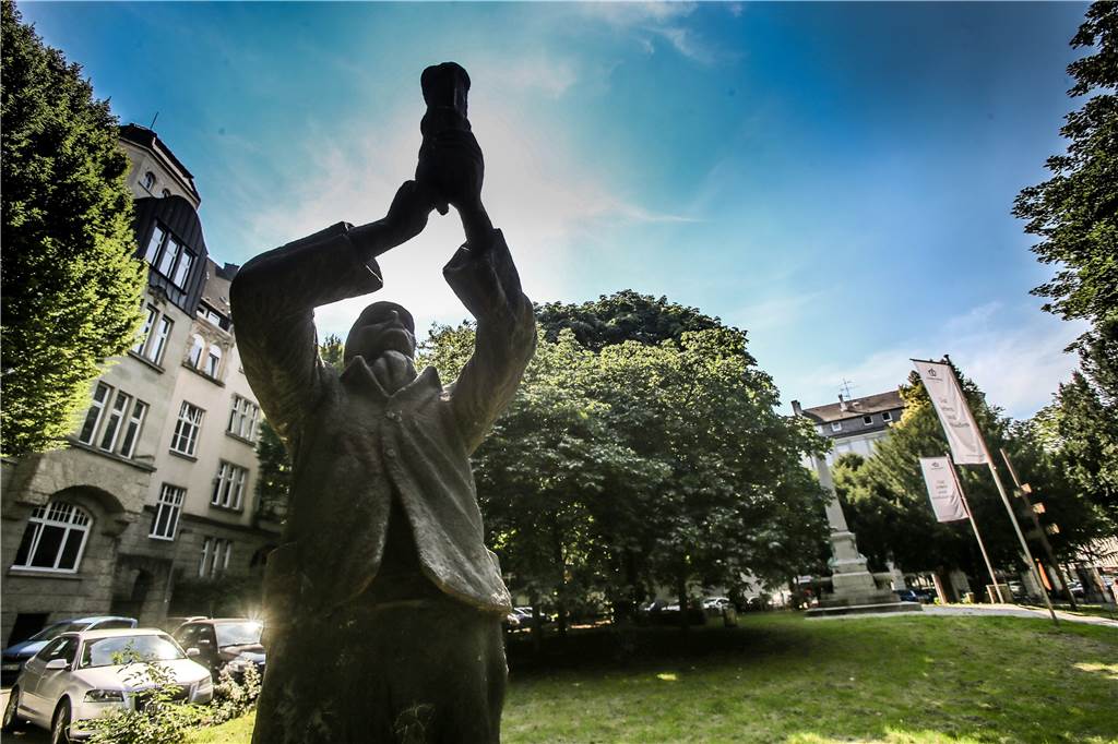 Kaiserstraßenviertel: Eine Welt für sich direkt an der City mit Supermarkt-Mangel Das Zentrum des Kaiserstraßenviertels - und eine der wenigen kleinen Grünflächen im Viertel: der Kaiserbrunnen.