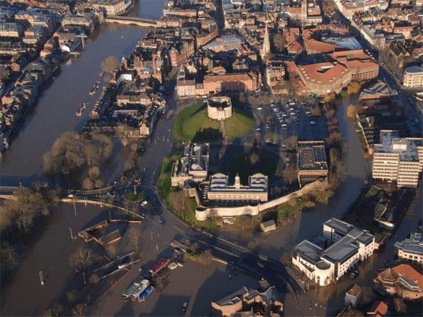 Extreme Überschwemmungen: Alarmstufe Rot in Nordengland Das Zentrum von York steht völlig unter Wasser. Foto: epa/National Police Air Service Carr Gate/dpa