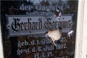 Das zerstörte Denkmal auf dem Wessumer Friedhof.