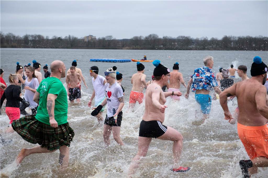 Das Ziel erreicht: 694 Menschen tauchten am schönsten Binnenstrand NRWs kurz ab.