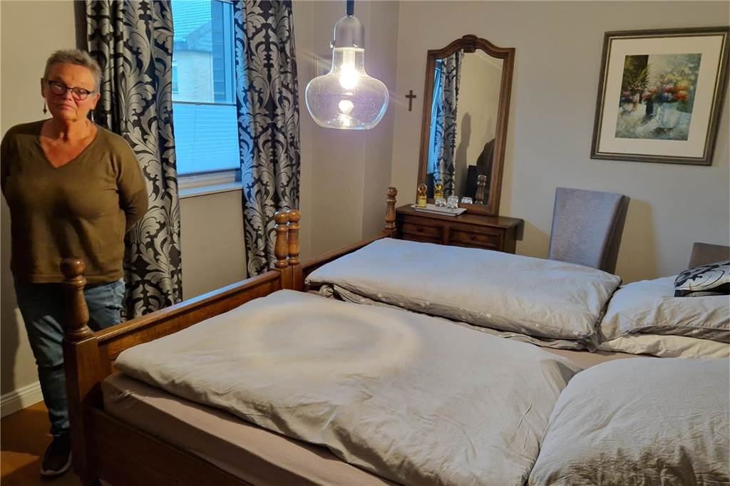 Maria Bone-Hewdig empfängt Gäste aus aller Welt Maria Bone-Hedwig steht in dem Zimmer