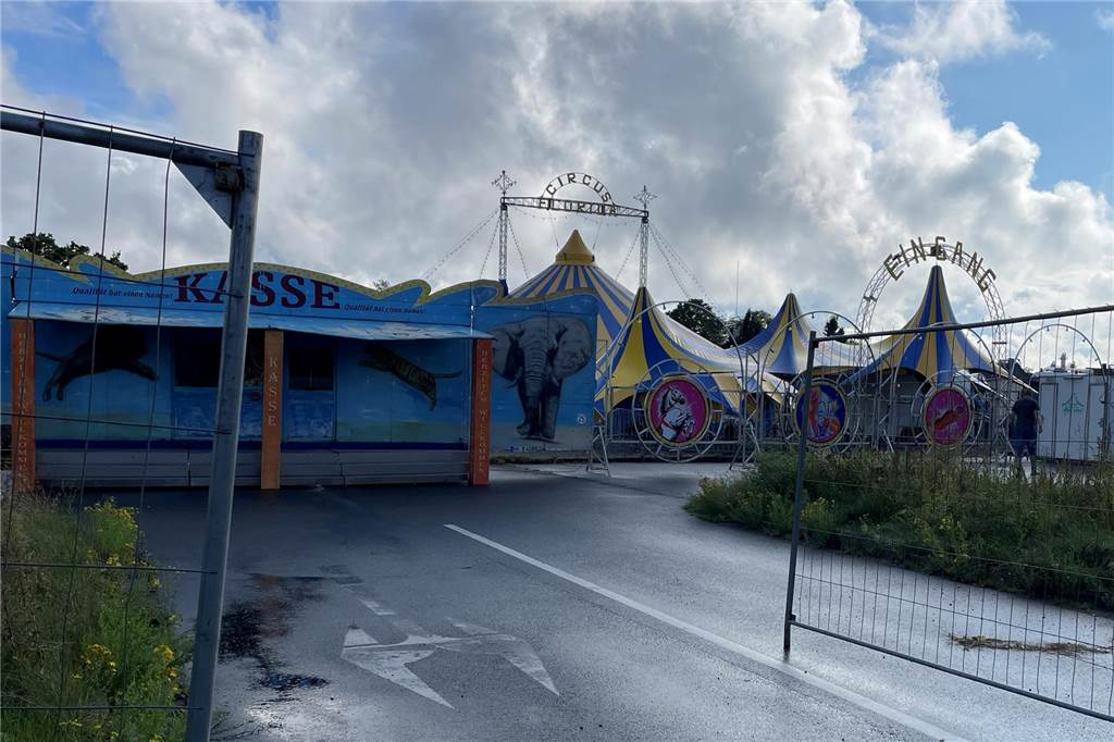 Zirkus Florida kann wegen fehlender Genehmigung nicht spielen Das Zirkuszelt steht schon, aber es fehlt noch eine Genehmigung der Stadt Castrop-Rauxel.