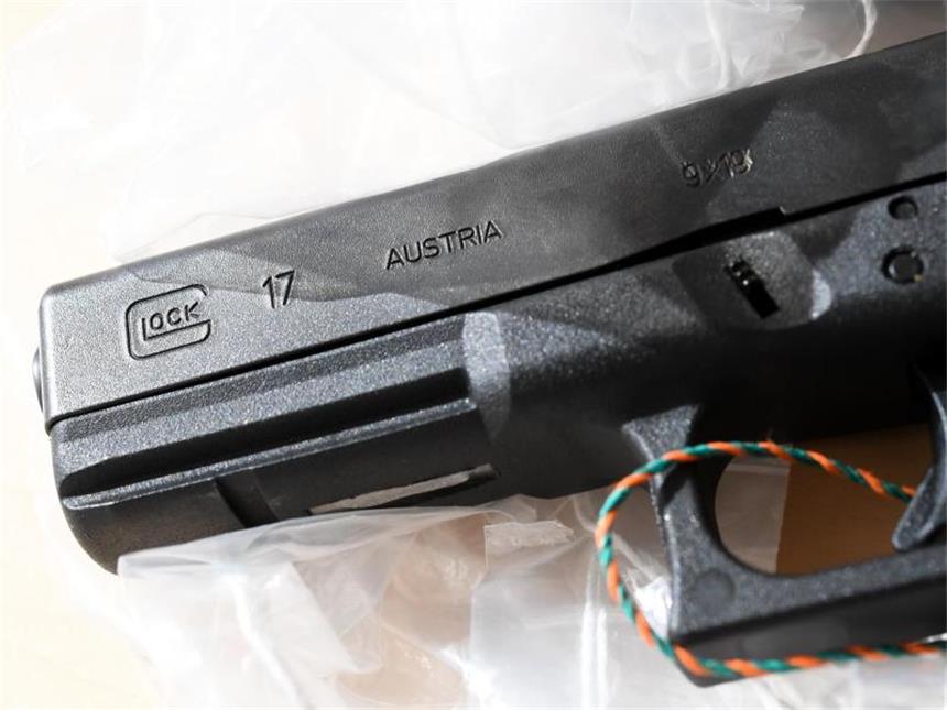 Das Zollfahndungsamt Frankfurt präsentiert eine bei einem Waffenhändler in Marburg sichergestellte Glock 17. Foto: Arne Dedert