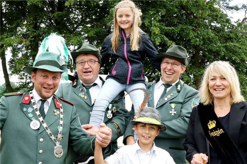 Das zu dem Zeitpunkt noch amtierende Königspaar, Sebastian Räwer und Melanie Güther (l. und r.), freuten sich mit Miguel Santos (u.), Manfred Stevermüer (2.v.l.), Willi Böntert und Kinderkönigin Franziska Drees.