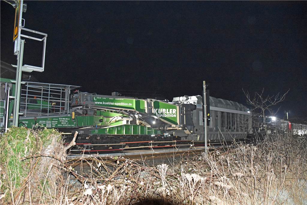 Mit Video und vielen Fotos: Echtes Schwergewicht auf dem Weg nach Asbeck Das Zuggespann, mit dem die Drossel gebracht wurde, bestand aus einer Diesellok, einem Schutzwagen und dem Schnabelwagen. Das Gespann ist 113 Meter lang und wiegt etwa 515 Tonnen, erzählt Lokführer Timon Kuchenbecker (26) im Gespräch.