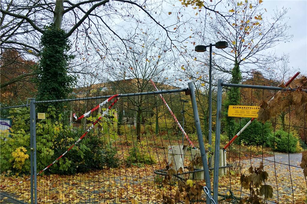 Das soll aus diesem markanten Gebäude an der B1 werden Das zunehmend überwucherte Gelände ist gesichert.
