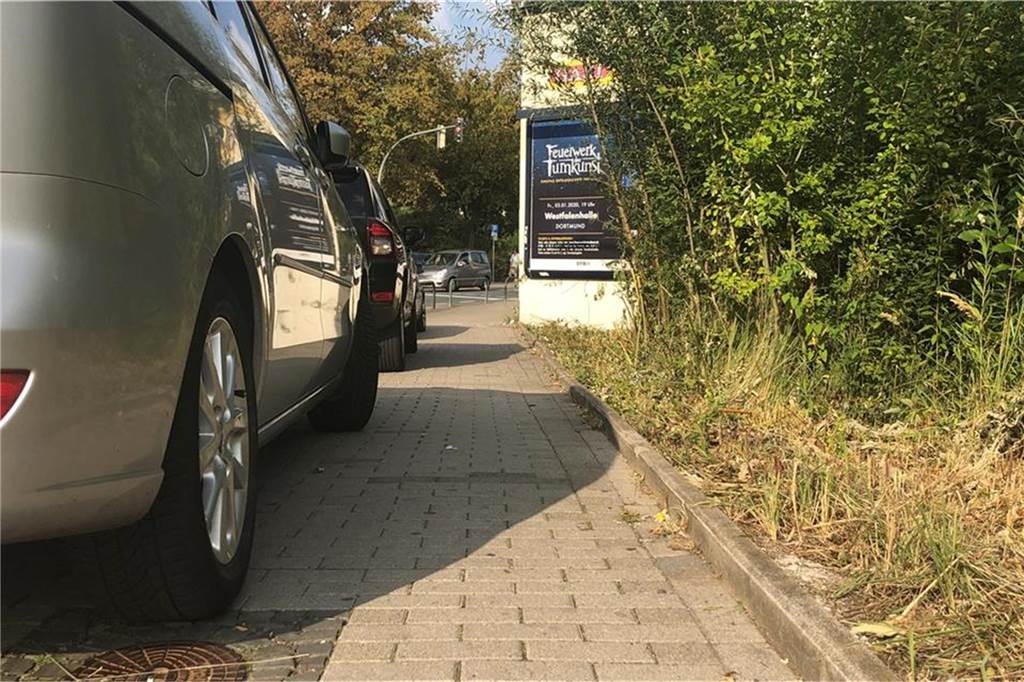 Neuer Krankenhaus-Nordflügel: Können die Arbeiten rechtzeitig starten? Das Zuparken der Gehwege sorgt in Dortmund an der Frohlinder Straße im Bereich des Krankenhauses immer noch für Ärger