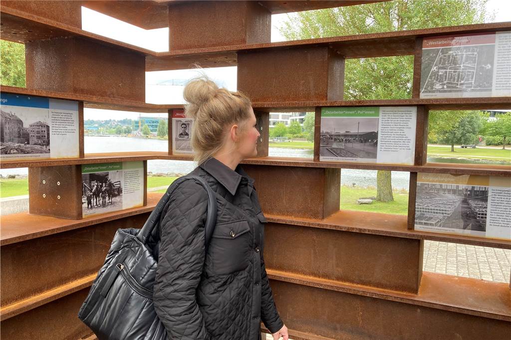 Ann-Christin Huber (Die Linke) ist „gekommen, um zu bleiben“ Das Zwangsarbeiter-Mahnmal auf der Kulturinsel des Phoenix-Sees ist einer der Orte, an denen sich Ann-Christin Huber mit der Geschichte ihrer neuen Heimat auseinandersetzt.