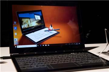 Das zweite Display im Yoga Book C930 von Lenovo lässt sich in eine Touch-Tastatur mit mehr als 20 Sprachen oder Zeichensätzen verwandeln. Foto: Franziska Gabbert/dpa-tmn