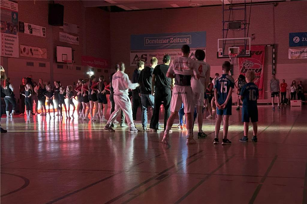 BSV Wulfen erreicht das WBV-Pokal-Finale: Gegner ist am Sonntag der SV Haspe Spieler des BSV Wulfen laufen bei der Teamvorstellung vor dem WBV-Pokal-Halbfinale in die abgedunkelte Gesamtschulhalle ein
