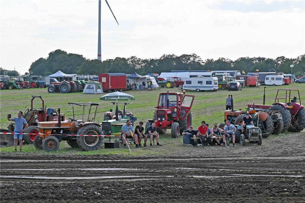 Das zweite Oldtimertreffen der Oldtimerfreunde Lembeck anlässlich des 25. Jubiläums wurde schon an den ersten beiden Tagen gut besucht.