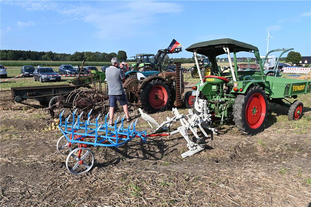 Das zweite Oldtimertreffen der Oldtimerfreunde Lembeck anlässlich des 25. Jubiläums wurde schon an den ersten beiden Tagen gut besucht.